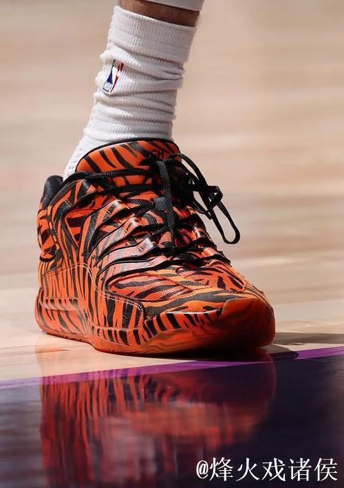 履新登场！霍姆格伦穿着虎纹KD18亮相拉斯维加斯进行训练