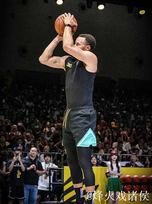 库里中路突入篮下 一记挑篮打板命中